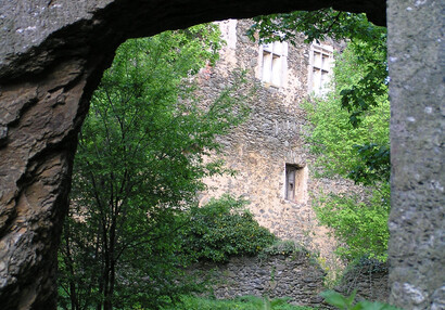 Průhled z hospodářské budovy na mladší hrad.